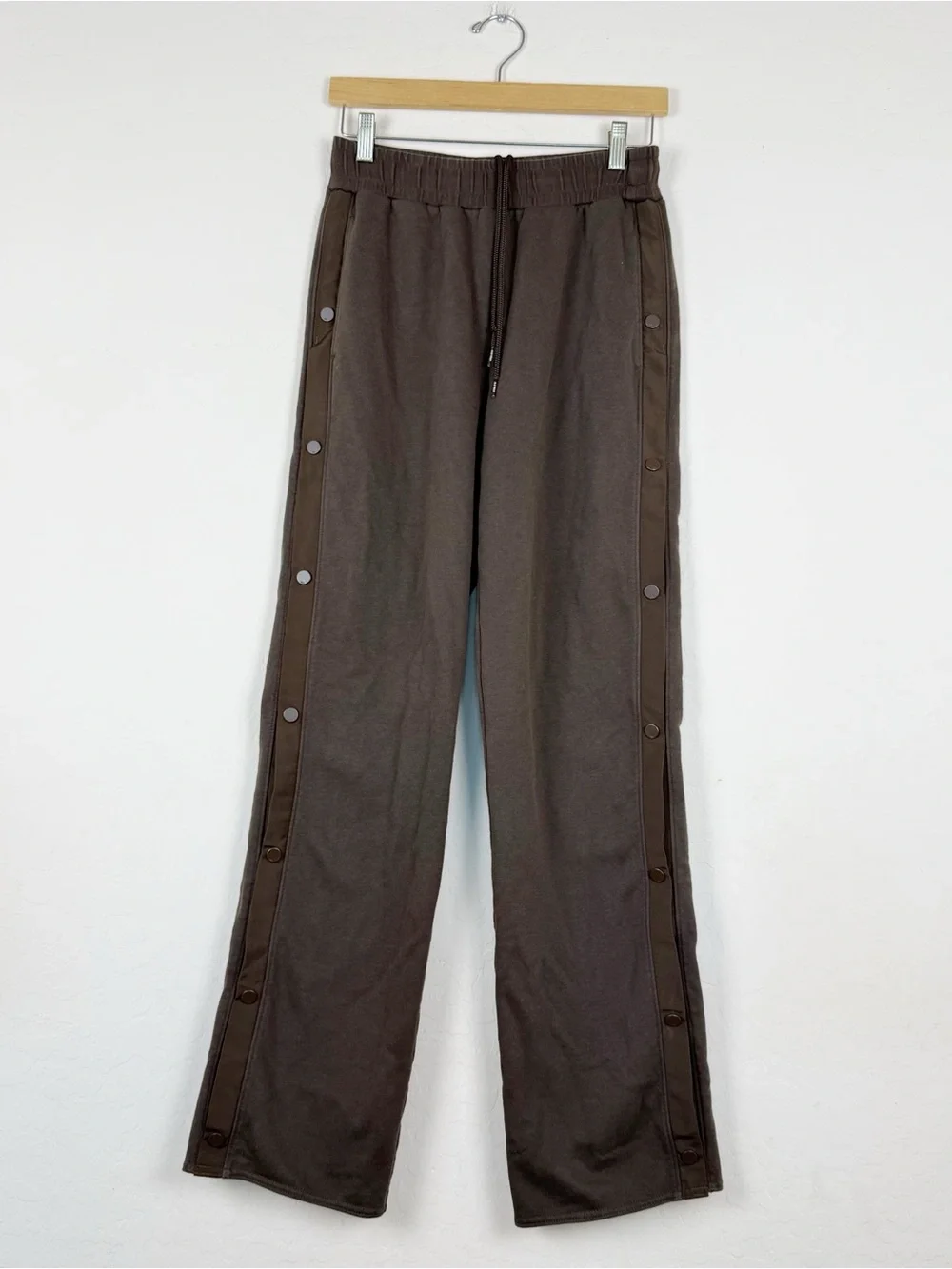 ALO Yoga Courtside tearaway snap pants espresso brown wide leg sweatpants